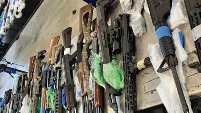 EE. UU. confirma que padre e hijo fueron arrestados por intentar contrabandear cientos de armas a México
