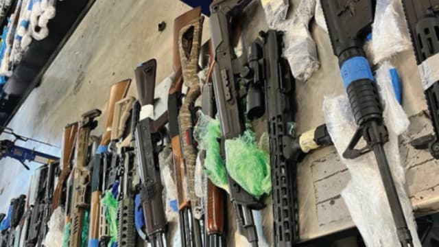 EE. UU. confirma que padre e hijo fueron arrestados por intentar contrabandear cientos de armas a México