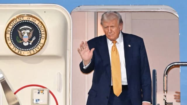 El presidente Donald Trump saluda a su llegada al aeropuerto de Haneda, en Tokio, el 27 de octubre de 2025. (Kyodo/vía Reuters)