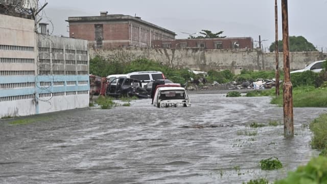 Fotografía de una calle inundada tras el paso del huracán Melissa este martes, en Kingston, Jamaica. (EFE/Rudolph Brown)