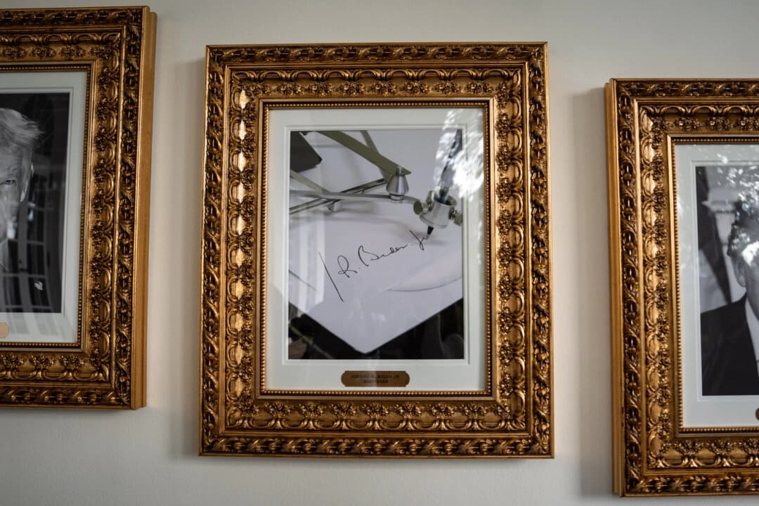Una foto de la firma automática del expresidente Joe Biden en el nuevo Muro de la Fama Presidencial de la Casa Blanca el 26 de septiembre de 2025. (Madalina Kilroy/The Epoch Times)