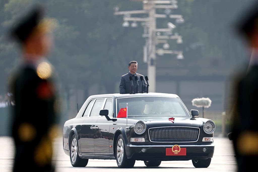 El presidente de China, Xi Jinping, asiste a un desfile militar que conmemora el 80.º aniversario de la victoria sobre Japón y el fin de la Segunda Guerra Mundial, en la Plaza de Tiananmén el 3 de septiembre de 2025 en Beijing, China. (Foto de Lintao Zhang/Getty Images)