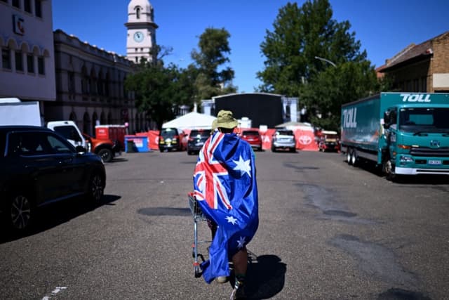 Un hombre luce una bandera australiana y un sombrero de corcho mientras celebra el Día de Australia, el 26 de enero de 2024 en Tamworth, Australia. (Dan Peled/Getty Images)