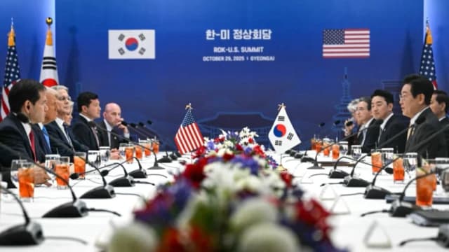 El presidente estadounidense Donald Trump y el presidente surcoreano Lee Jae Myung asisten a una reunión bilateral en el Museo Nacional de Gyeongju, en Gyeongju (Corea del Sur), el 29 de octubre de 2025. (Andrew Caballero-Reynolds/AFP a través de Getty Images)