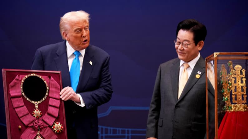 Trump destaca fuertes lazos económicos con presidente surcoreano y líderes empresariales de la APEC