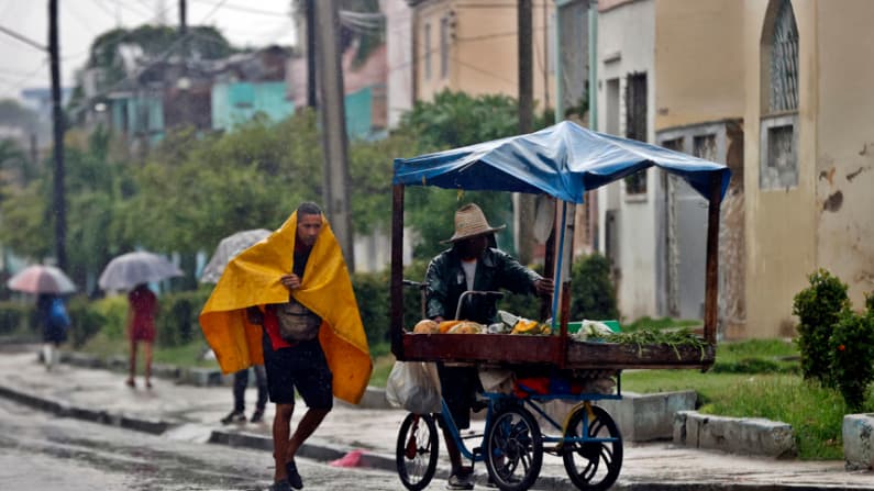 Melissa baja su intensidad en Cuba, pero conserva la fuerza de un huracán categoría 3