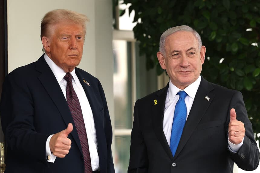 El presidente estadounidense Donald Trump saluda al primer ministro israelí Benjamin Netanyahu a su llegada a la Casa Blanca en Washington el 29 de septiembre de 2025. (Win McNamee/Getty Images).
