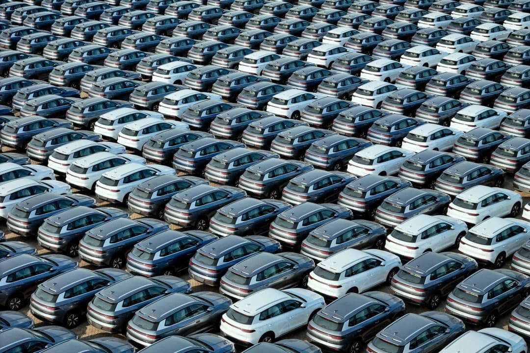 Automóviles eléctricos BYD alineados para ser cargados en un barco en el puerto de Yantai, en la provincia de Shandong, al este de China, el 18 de abril de 2024. (STR/AFP a través de Getty Images).