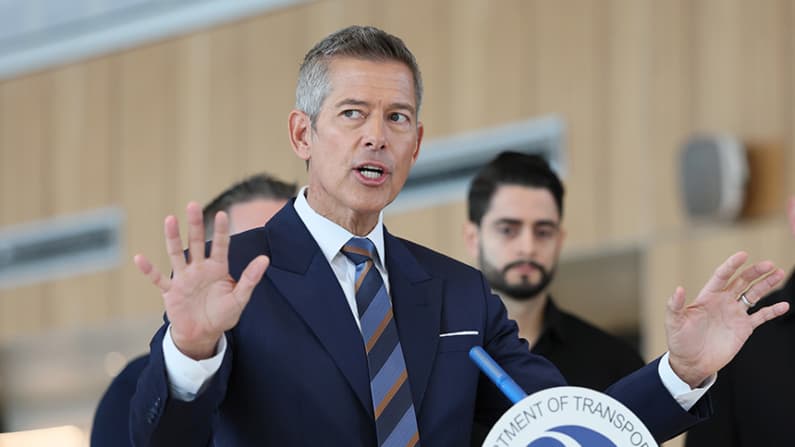 Secretario de Transporte de EE. UU. advierte de retrasos en vuelos debido a cierre del gobierno