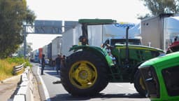 Bloqueos de agricultores se expanden en México: reclaman precio justo del maíz.