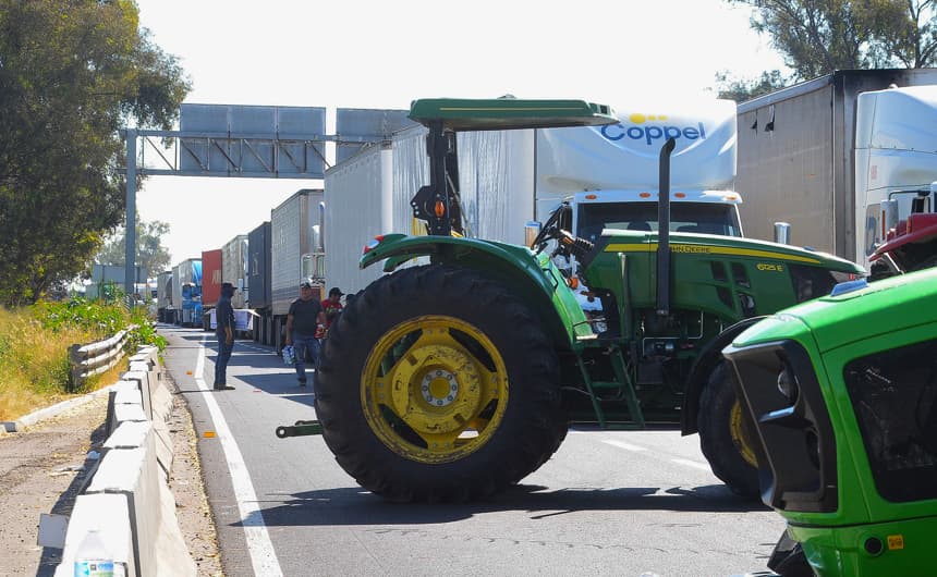 Tractores de agricultores bloquean la carretera que comunica de León a Aguascalientes este martes, en León, México. La presidenta de México, Claudia Sheinbaum, aseguró que su Gobierno mantiene abiertas las mesas de diálogo con los productores agrícolas que han protagonizado protestas en distintas regiones del país en exigencia de fijar el precio mínimo del maíz en 7200 pesos (unos 391 dólares). (EFE/ Luis Ramírez)