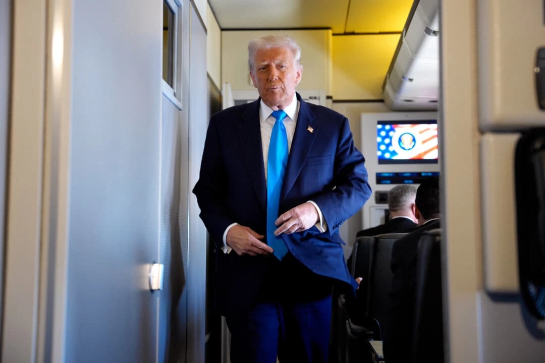 El presidente Donald Trump reacciona a bordo del Air Force One rumbo a Corea del Sur, en Japón, el 29 de octubre de 2025. (Andrew Harnik/Getty Images)