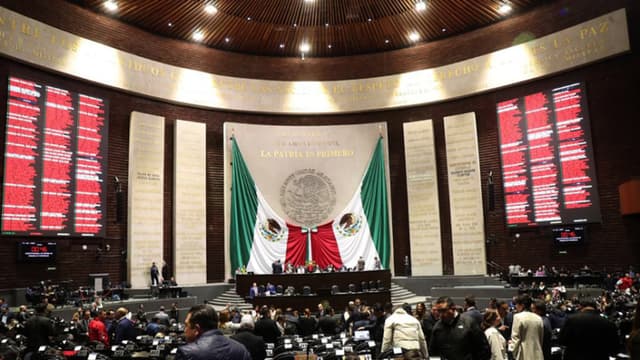 Diputados dan luz verde a ley que endurece castigos por extorsión en México.