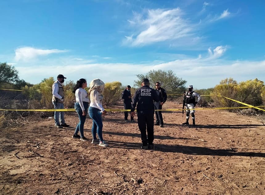 Integrantes del grupo de Madres Buscadoras, acompañadas de Policías y Peritos de la Fiscalía General de Justicia, recorren una fosa en el municipio de Hermosillo, estado de Sonora, México. (Imagen de archivo. EFE/ Daniel Sánchez)