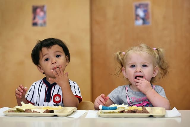 Los bebés almuerzan en la escuela Head Start, financiada con fondos federales, el 20 de septiembre de 2012 en Woodbourne, Nueva York. (John Moore/Getty Images)