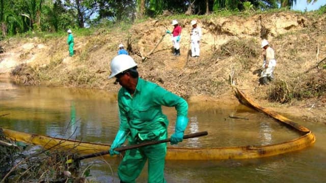 Pemex recupera 2.5 millones de litros de crudo y busca limpiar río afectado por el derrame