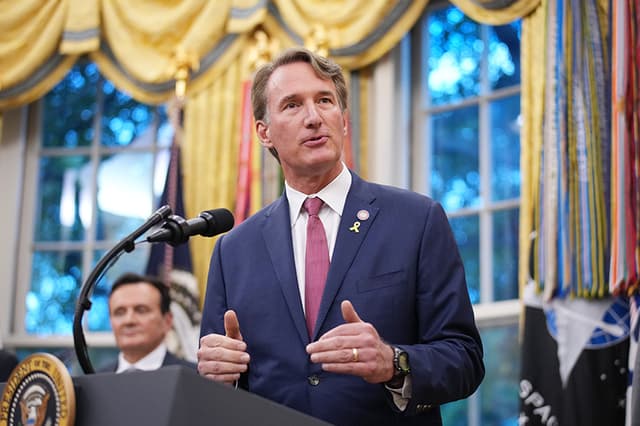 El gobernador de Virginia, Glenn Youngkin, habla en el Despacho Oval de la Casa Blanca el 10 de octubre de 2025 en Washington, DC. (Andrew Harnik/Getty Images)