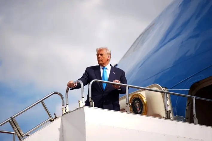 El presidente Donald Trump aborda el Air Force One mientras se prepara para partir hacia Corea del Sur en el aeropuerto de Haneda, Japón, el 29 de octubre de 2025. (Andrew Harnik/Getty Images)