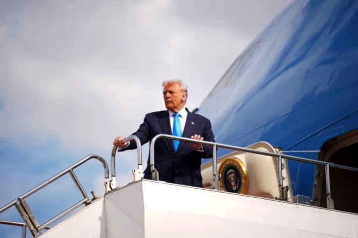 El presidente Donald Trump aborda el Air Force One mientras se prepara para partir hacia Corea del Sur en el aeropuerto de Haneda, Japón, el 29 de octubre de 2025. (Andrew Harnik/Getty Images)