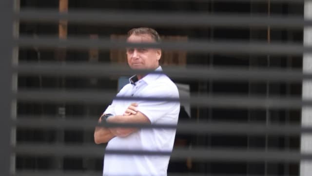 El expresidente de Brasil, Jair Bolsonaro, se encuentra a la entrada de su domicilio mientras cumple arresto domiciliario en Brasilia, Brasil, el 2 de septiembre de 2025. (Foto AP/Luis Nova, archivo)