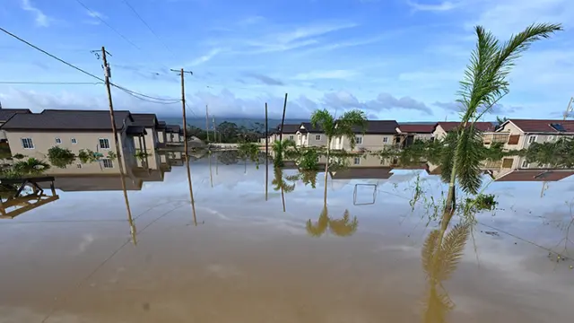 Se observan viviendas inundadas tras el paso del huracán Melissa en el barrio de Howard Acres, en St. Elizabeth (Jamaica), el 29 de octubre de 2025. (RICARDO MAKYN/AFP vía Getty Images)