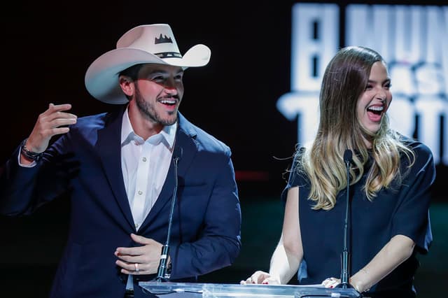 El gobernador de Nuevo León,  Samuel García y su esposa Mariana Rodríguez Cantú, participan en una rueda de prensa, este martes en Ciudad de México (EFE/Isaac Esquivel)