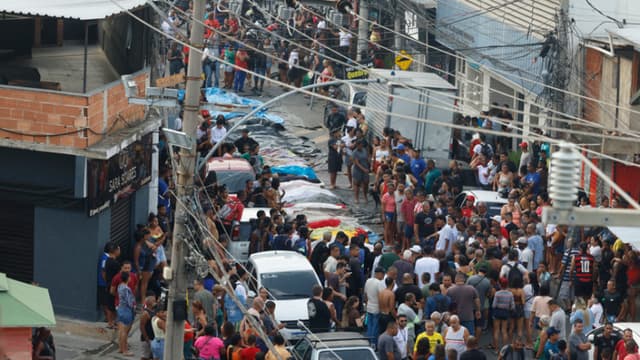 Personas observan cuerpos sin vida en una calle este miércoles, en Río de Janeiro, Brasil. (EFE/ Antonio Lacerda)