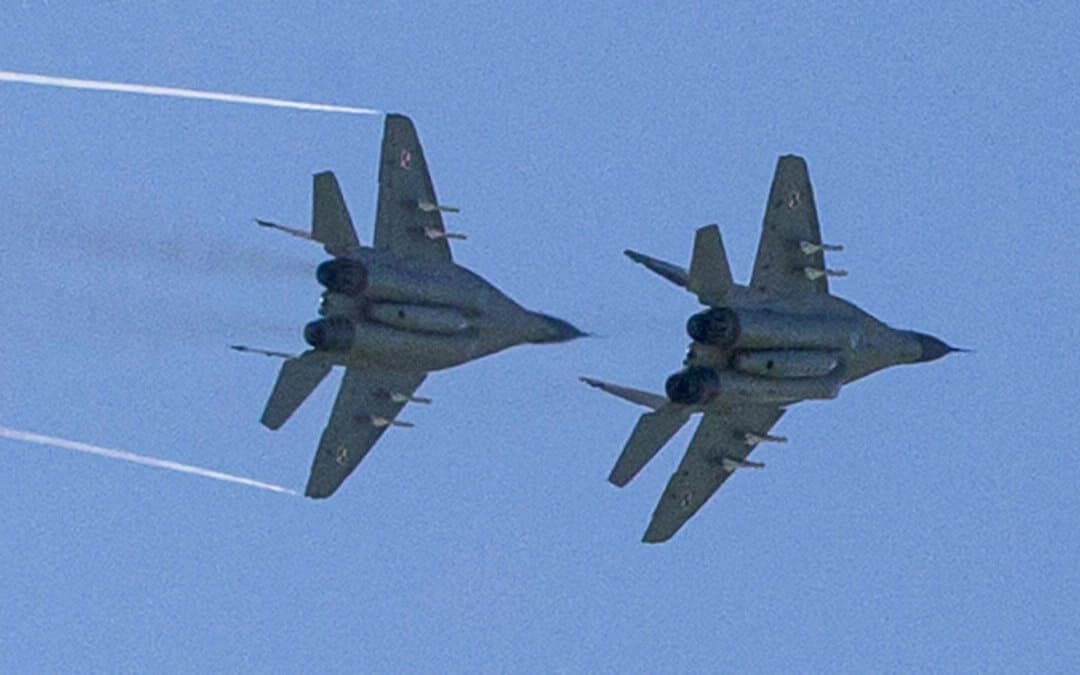MiG-29 polacos sobrevuelan Malbork, Polonia, el 29 de abril de 2014. (Joel Saget/AFP vía Getty Images)