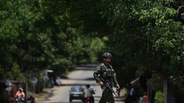 Soldados colombianos vigilan en el municipio de Cáceres, departamento de Antioquia, Colombia, (RAÚL ARBOLEDA/AFP a través de Getty Images)