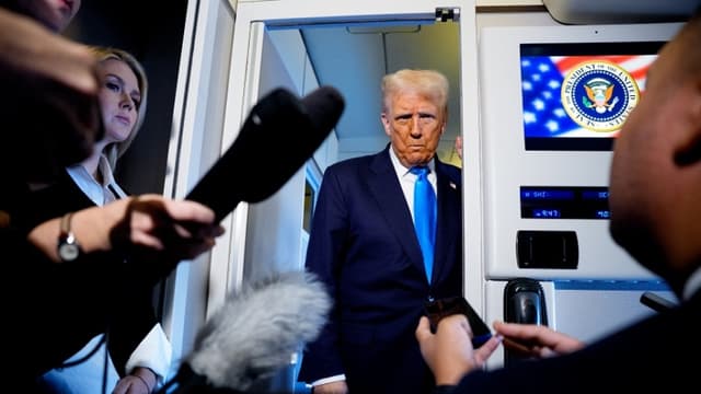 El presidente de Estados Unidos, Donald Trump, habla con los periodistas a bordo del Air Force One de camino a Corea del Sur el 29 de octubre de 2025 en Japón. (Andrew Harnik/Getty Images)