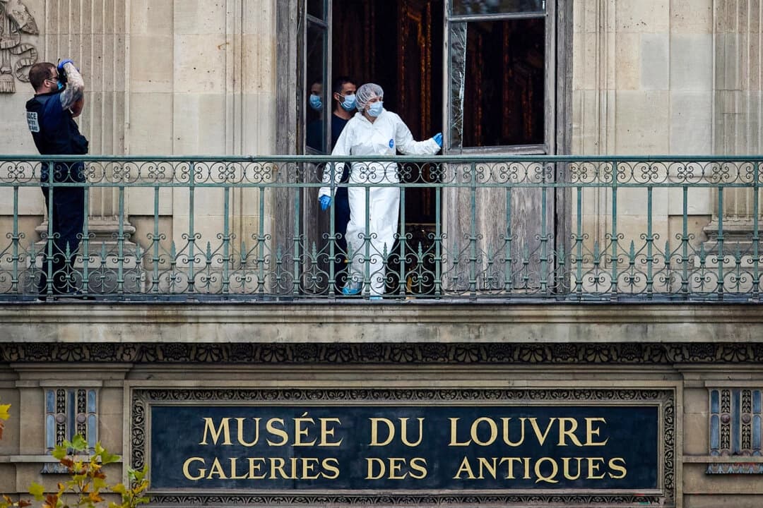 Dos hombres acusados por el robo de las joyas de la corona del Louvre