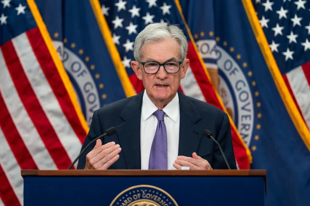 El presidente de la Reserva Federal, Jerome Powell, habla en una rueda de prensa tras la reunión del Comité Federal de Mercado Abierto (FOMC) en Washington el 29 de octubre de 2025. (Madalina Kilroy/The Epoch Times)