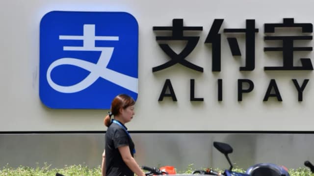 Un peatón pasa junto al logotipo de Alipay en el edificio de oficinas de Ant Group en Shanghái, el 28 de agosto de 2020. (Héctor Retamal/AFP a través de Getty Images)