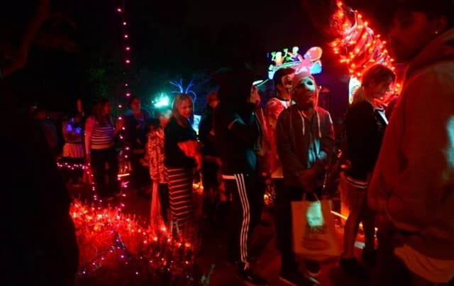 Niños disfrazados hacen fila para pedir dulces en un barrio decorado con mucho color en Sierra Madre, California, en una fotografía de archivo de 2013. (Frederic J. Brown/AFP vía Getty Images)