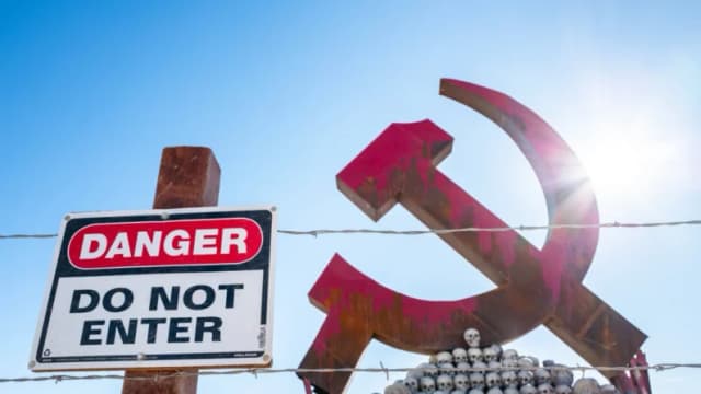 Una obra de arte que representa los peligros del comunismo se encuentra junto a la autopista 15 de California el 6 de enero de 2025. (John Fredricks/The Epoch Times)