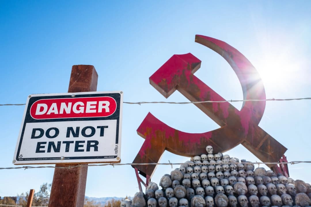 Una obra de arte que representa los peligros del comunismo se encuentra junto a la autopista 15 de California el 6 de enero de 2025. (John Fredricks/The Epoch Times)