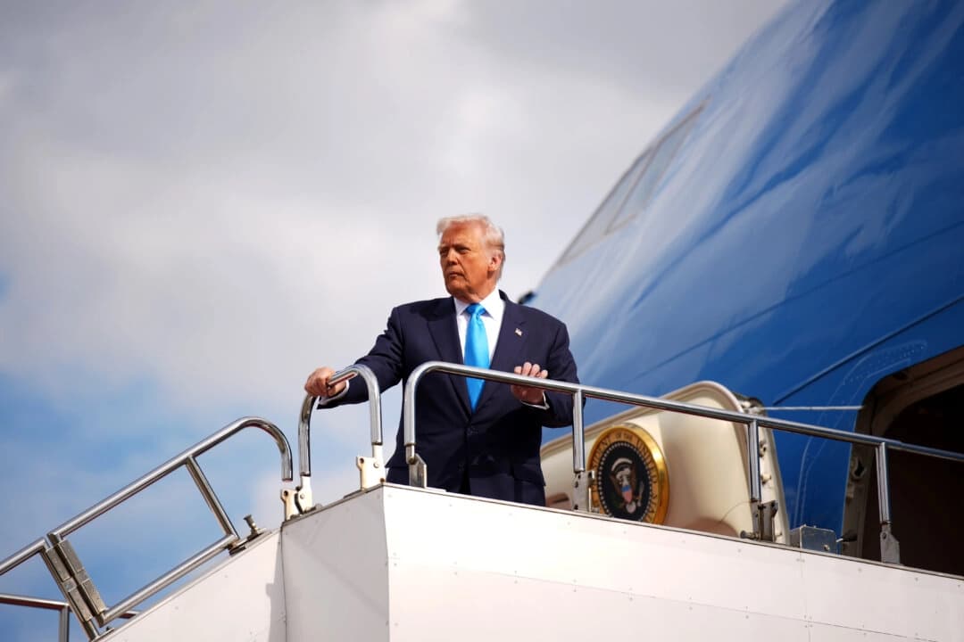El presidente Donald Trump sube al Air Force One mientras se prepara para partir hacia Corea del Sur en el aeropuerto de Haneda, en Japón, el 29 de octubre de 2025. (Andrew Harnik/Getty Images)