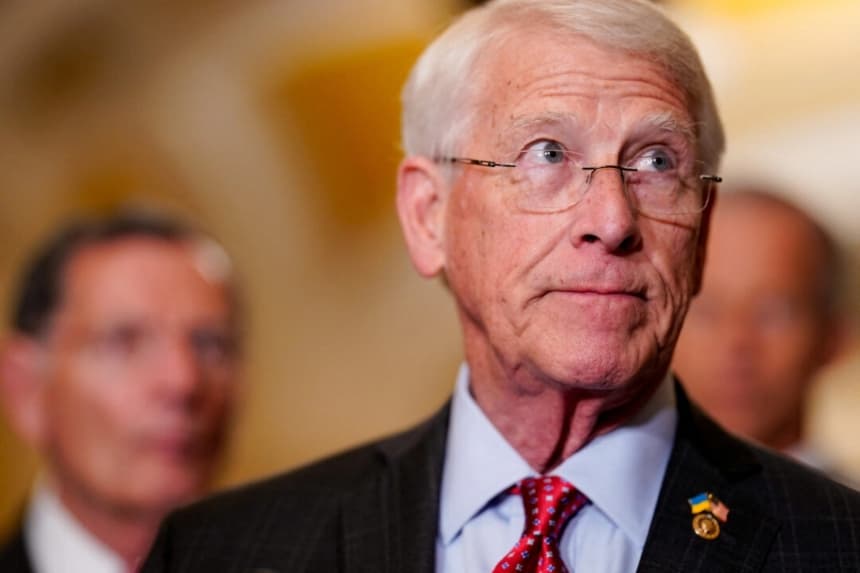 El senador estadounidense Roger Wicker (R-Miss.) asiste a una conferencia de prensa tras el almuerzo semanal de política de los senadores republicanos en el Capitolio, en Washington, el 10 de junio de 2025. (Kent Nishimura/Reuters)