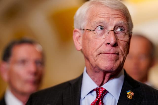 El senador estadounidense Roger Wicker (R-Miss.) asiste a una conferencia de prensa tras el almuerzo semanal de política de los senadores republicanos en el Capitolio, en Washington, el 10 de junio de 2025. (Kent Nishimura/Reuters)