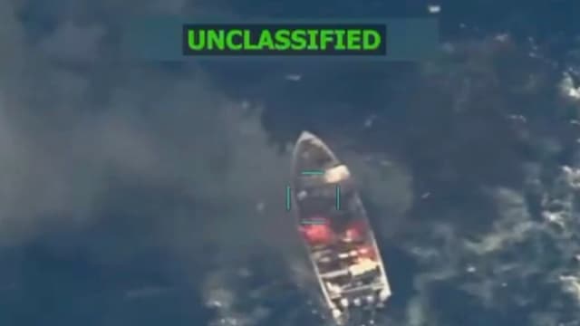 Fotograma de un ataque a un presunto barco narcotraficante en el Pacífico Oriental, el 29 de octubre de 2025. (@SecWar/X)