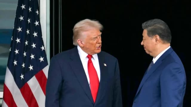 El presidente estadounidense Donald Trump (izq.) y el líder chino Xi Jinping se retiran tras sus conversaciones en la base aérea de Gimhae en Busan, Corea del Sur, el 30 de octubre de 2025. (Andrew Caballero-Reynolds/AFP vía Getty Images)