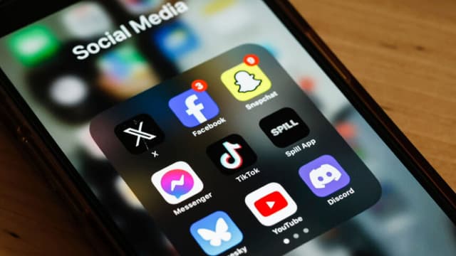 En esta ilustración fotográfica, se ven varias aplicaciones de redes sociales en un teléfono en la ciudad de Nueva York el 13 de marzo de 2024. (Michael M. Santiago/Getty Images).
