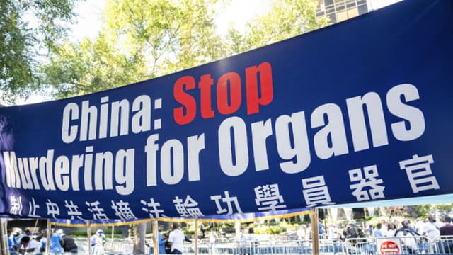 Practicantes de Falun Gong apelan junto a la sede de la ONU en la ciudad de Nueva York el 20 de septiembre de 2023. (Chung I Ho/The Epoch Times).