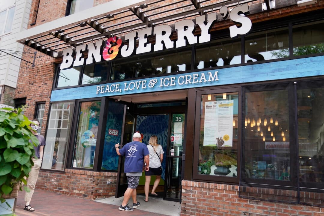 Dos clientes entran a una heladería Ben & Jerry's en Burlington, Vermont, el 20 de julio de 2021. (Charles Krupa/AP)