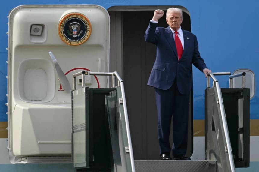 El presidente Donald Trump gesticula al abordar el Air Force One tras reunirse con el líder chino Xi Jinping en la base aérea de Gimhae, en Busan, el 30 de octubre de 2025. (Andrew Caballero-Reynolds/AFP vía Getty Images)