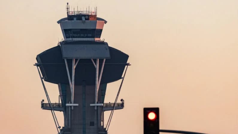 Los controladores aéreos piden donaciones al público mientras se prolonga el cierre