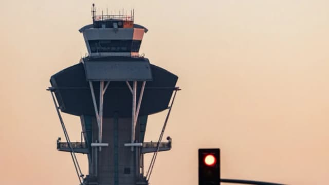Los controladores aéreos piden donaciones al público mientras se prolonga el cierre