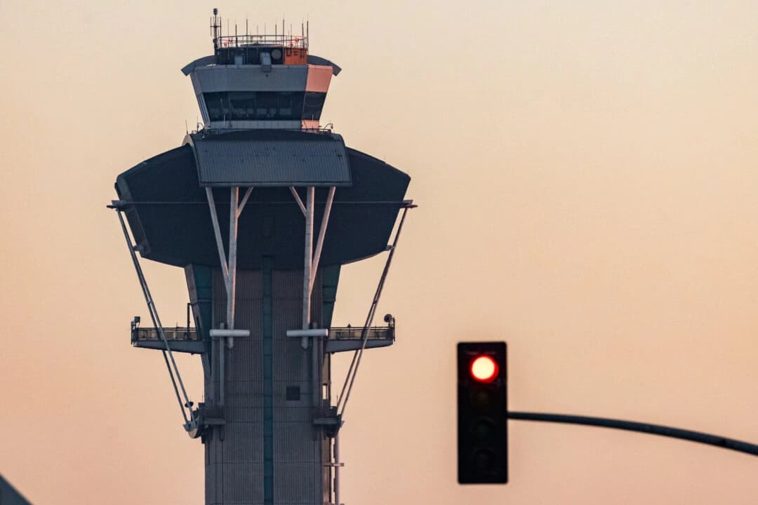 Una torre de control de tráfico aéreo en el Aeropuerto Internacional de Los Ángeles el 28 de octubre de 2025. (John Fredricks/The Epoch Times).