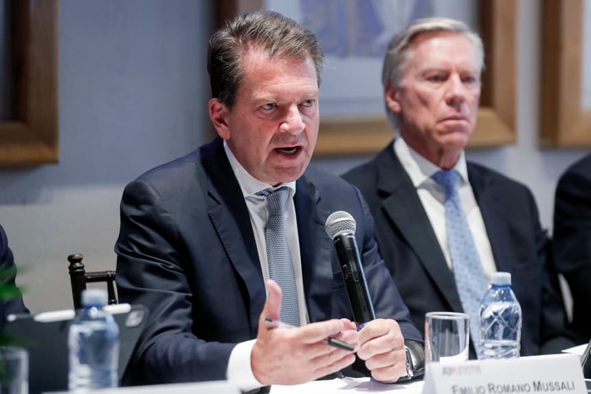 El presidente de la Asociación de Bancos de México, Emilio Romano Mussali (c), habla durante una rueda de prensa en Ciudad de México (Imagen de archivo. EFE/ Isaac Esquivel)