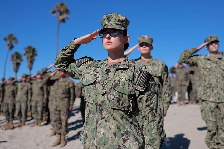Marines y marineros estadounidenses saludan durante el himno nacional en la celebración del 250 aniversario del Cuerpo de Marines de Estados Unidos en la Base del Cuerpo de Marines de Camp Pendleton el 18 de octubre de 2025 en Oceanside, California.(Mario Tama/Getty Images)